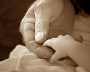 Older fathers can provide DNA that may make kids live longer, a study suggests.